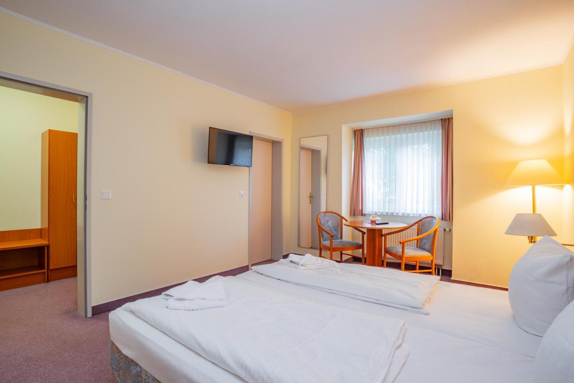 Waldhotel Schoeneiche -Self Check-In- المظهر الخارجي الصورة