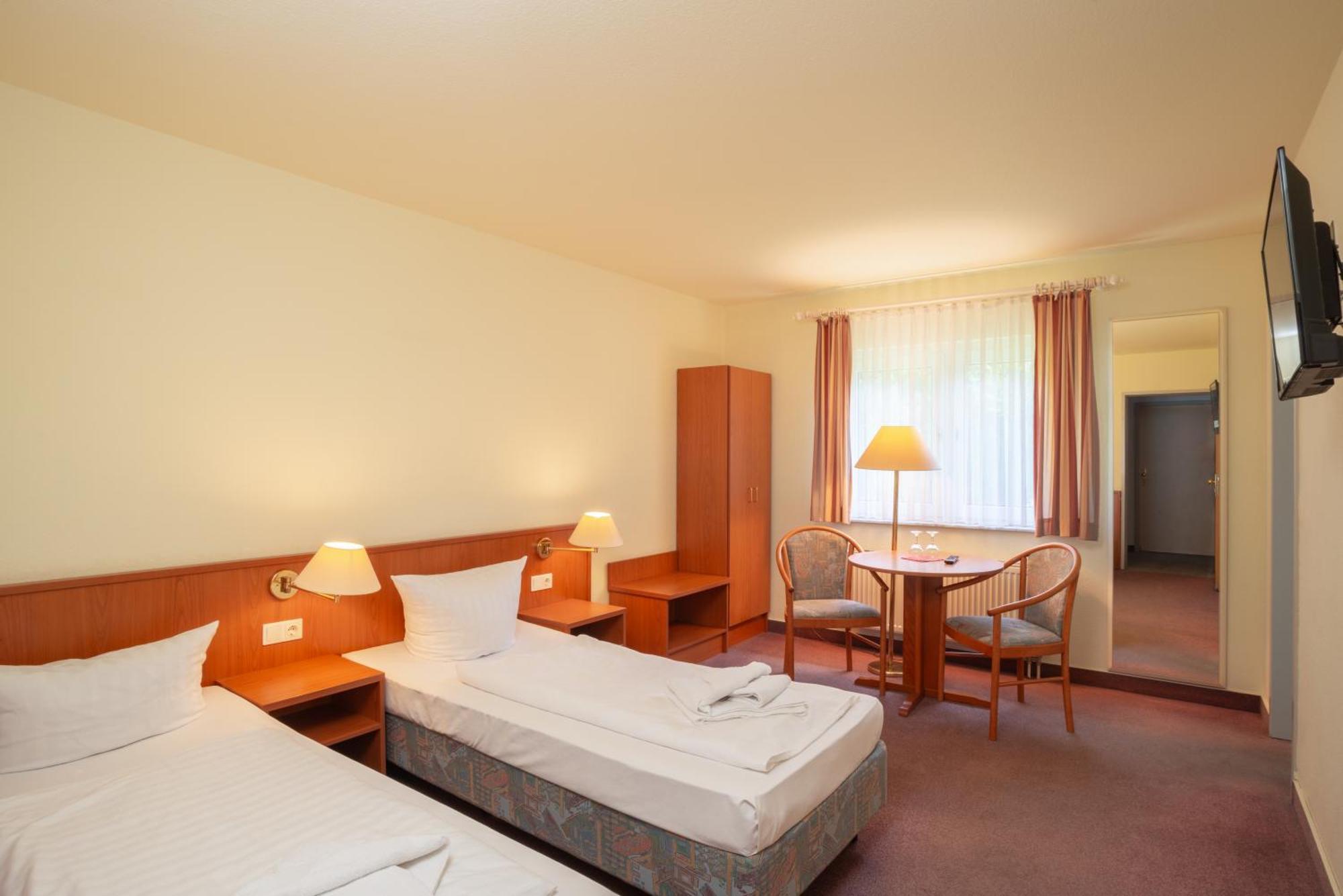 Waldhotel Schoeneiche -Self Check-In- المظهر الخارجي الصورة