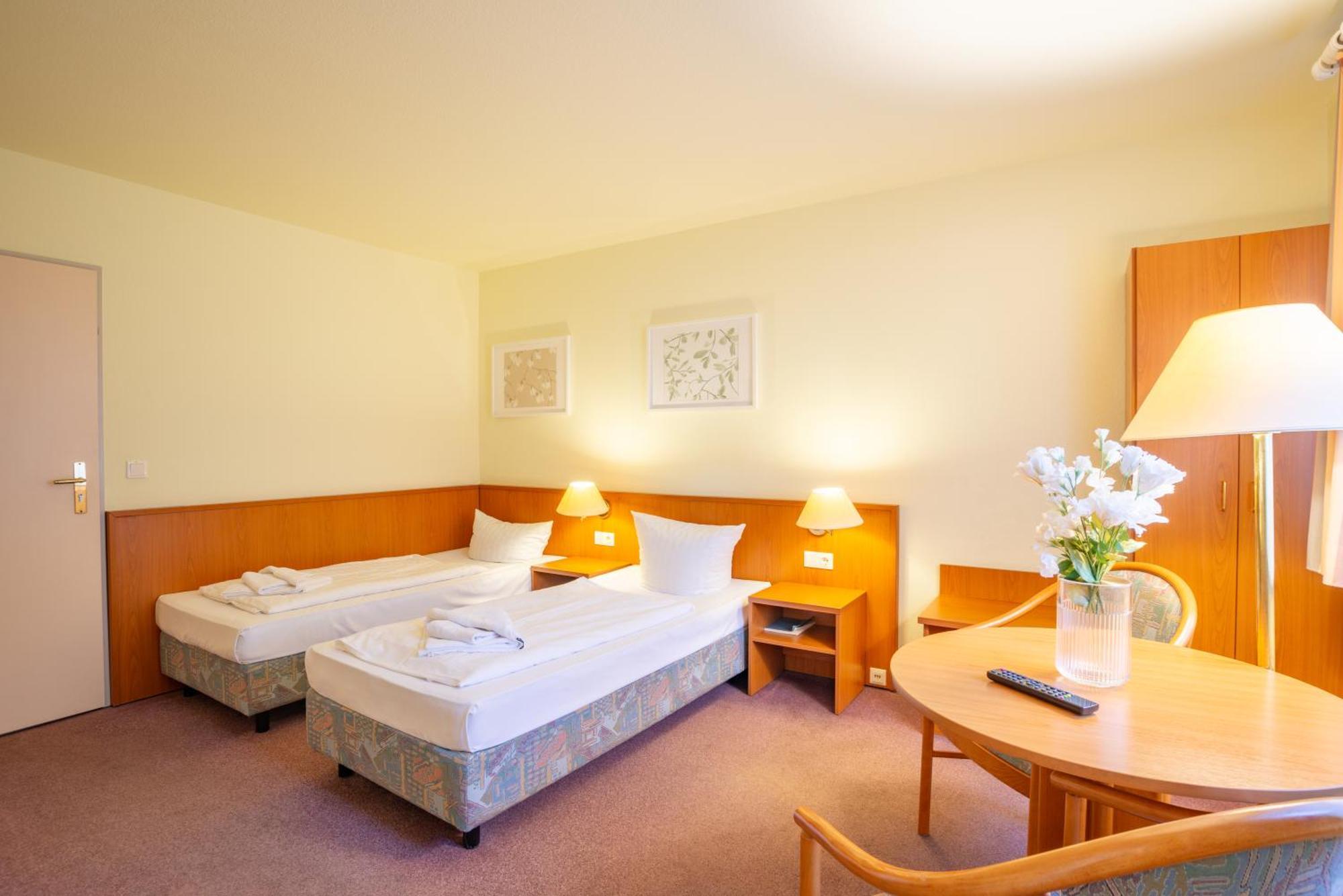 Waldhotel Schoeneiche -Self Check-In- المظهر الخارجي الصورة