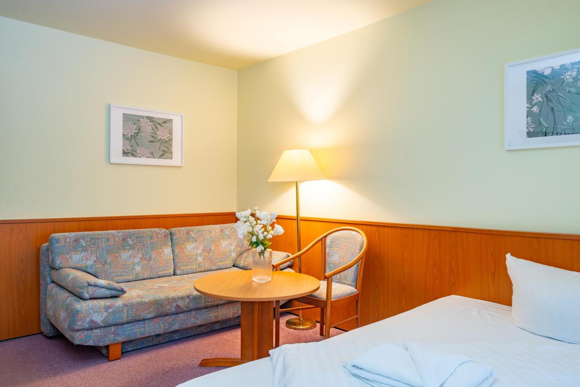 Waldhotel Schoeneiche -Self Check-In- المظهر الخارجي الصورة