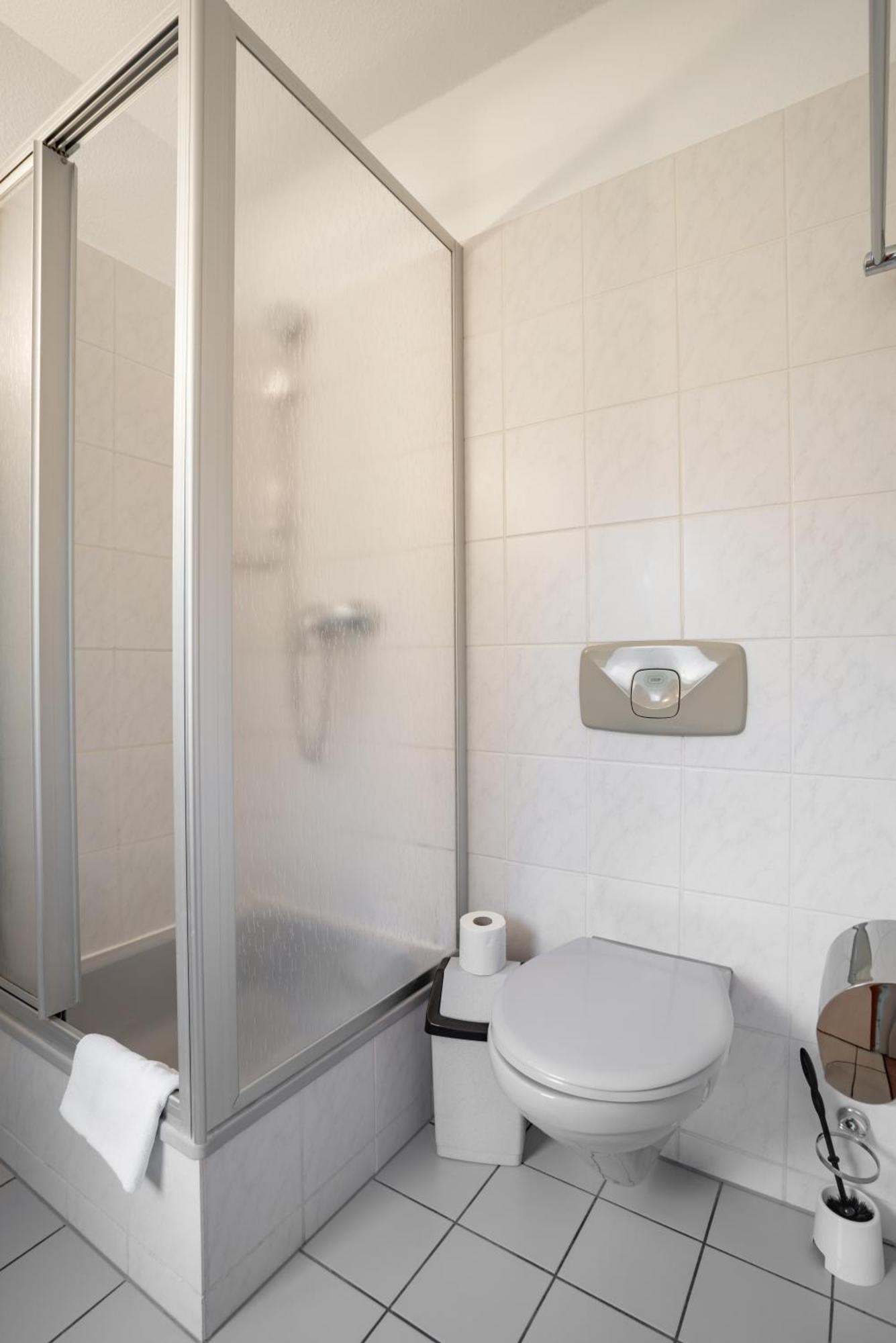 Waldhotel Schoeneiche -Self Check-In- المظهر الخارجي الصورة