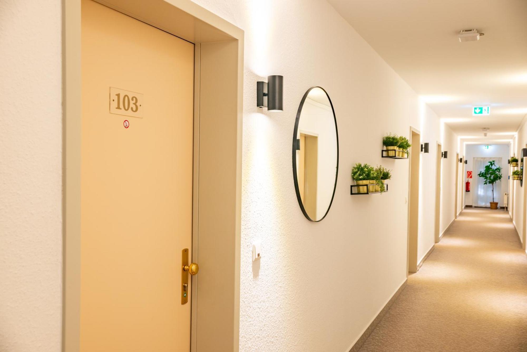 Waldhotel Schoeneiche -Self Check-In- المظهر الخارجي الصورة